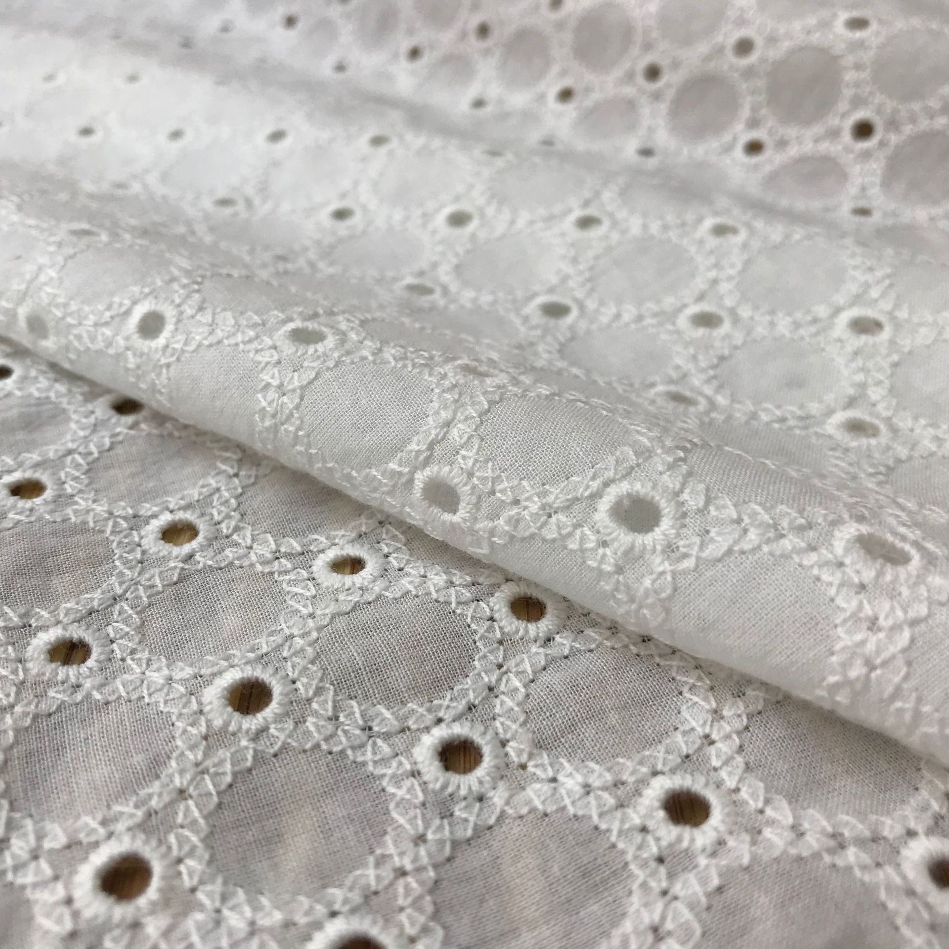 Kain Denim Katun Bordir Lubang - Sewing Eyelet Fabric ulasan dan harga